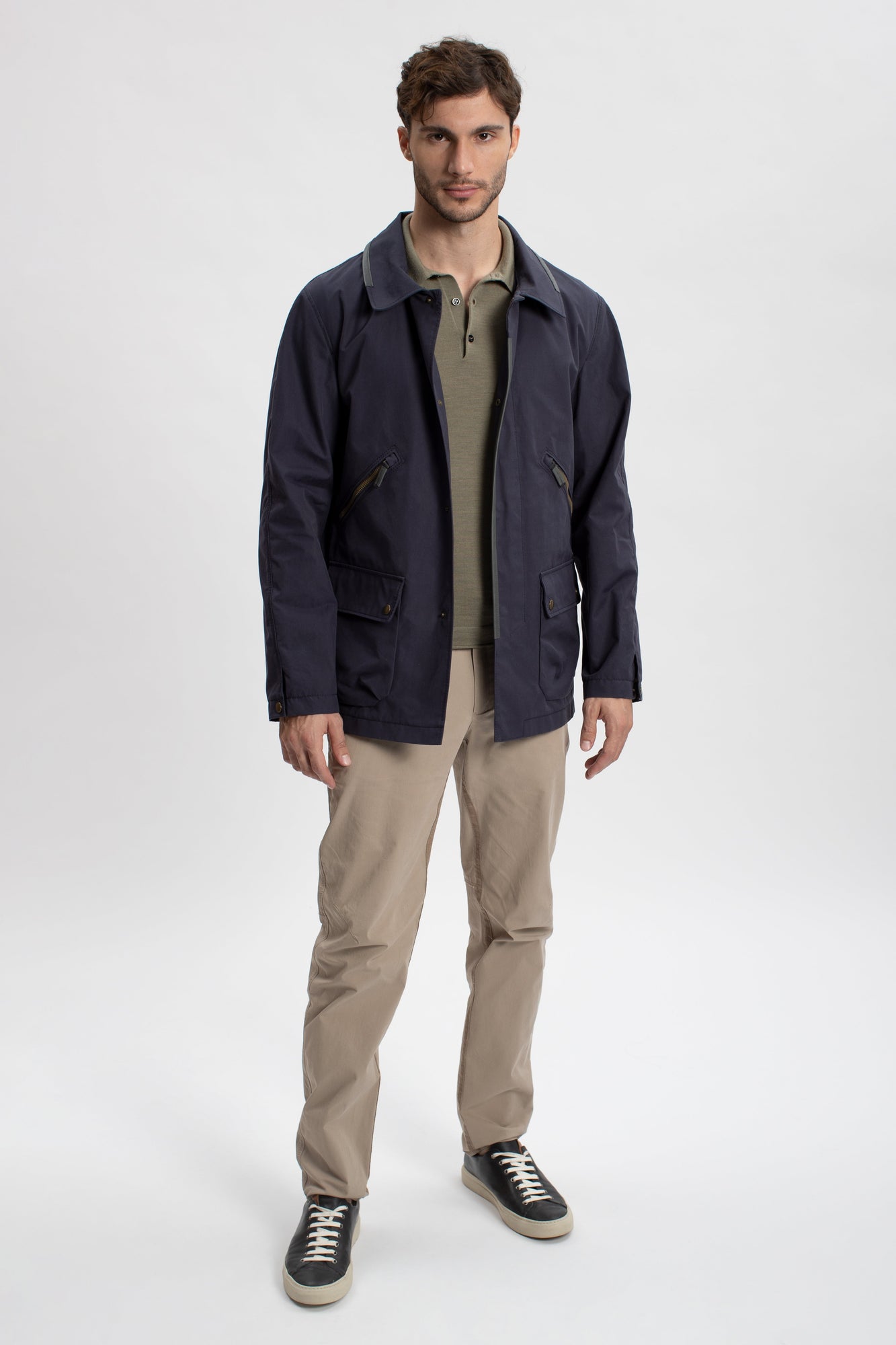 Sportlich-elegante Jacke aus hochwertiger Outdoor-Baumwolle mit wasser- und windabweisenden Eigenschaften. Die gerade, etwas längere Passform sorgt für eine moderne Silhouette und hohen Tragekomfort. Edle Ledereinfassungen am aufstellbaren Kragen und an der Verschlussleiste verleihen der Jacke einen hochwertigen Look. Ausgestattet mit verdecktem Zwei-Wege-Zipper, Knopfleiste, aufgesetzten Taschen mit Metalldruckknöpfen, zusätzlichen Reißverschlusstaschen sowie einer Innentasche mit nahtfeinem Zip. Vielseiti