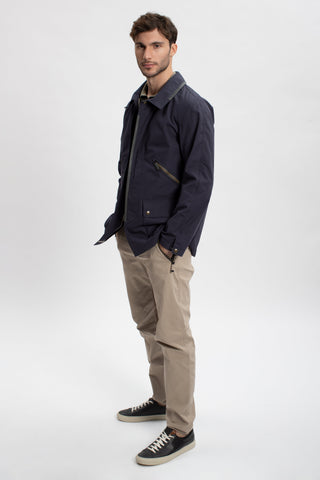 Sportlich-elegante Jacke aus hochwertiger Outdoor-Baumwolle mit wasser- und windabweisenden Eigenschaften. Die gerade, etwas längere Passform sorgt für eine moderne Silhouette und hohen Tragekomfort. Edle Ledereinfassungen am aufstellbaren Kragen und an der Verschlussleiste verleihen der Jacke einen hochwertigen Look. Ausgestattet mit verdecktem Zwei-Wege-Zipper, Knopfleiste, aufgesetzten Taschen mit Metalldruckknöpfen, zusätzlichen Reißverschlusstaschen sowie einer Innentasche mit nahtfeinem Zip. Vielseiti