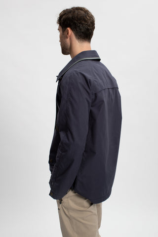 Sportlich-elegante Jacke aus hochwertiger Outdoor-Baumwolle mit wasser- und windabweisenden Eigenschaften. Die gerade, etwas längere Passform sorgt für eine moderne Silhouette und hohen Tragekomfort. Edle Ledereinfassungen am aufstellbaren Kragen und an der Verschlussleiste verleihen der Jacke einen hochwertigen Look. Ausgestattet mit verdecktem Zwei-Wege-Zipper, Knopfleiste, aufgesetzten Taschen mit Metalldruckknöpfen, zusätzlichen Reißverschlusstaschen sowie einer Innentasche mit nahtfeinem Zip. Vielseiti