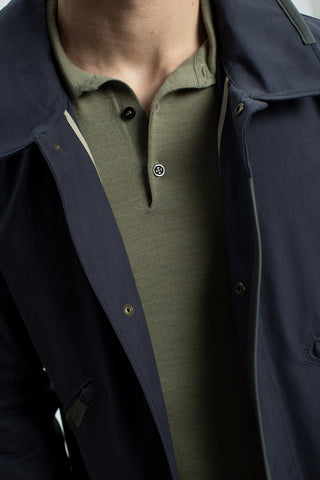 Sportlich-elegante Jacke aus hochwertiger Outdoor-Baumwolle mit wasser- und windabweisenden Eigenschaften. Die gerade, etwas längere Passform sorgt für eine moderne Silhouette und hohen Tragekomfort. Edle Ledereinfassungen am aufstellbaren Kragen und an der Verschlussleiste verleihen der Jacke einen hochwertigen Look. Ausgestattet mit verdecktem Zwei-Wege-Zipper, Knopfleiste, aufgesetzten Taschen mit Metalldruckknöpfen, zusätzlichen Reißverschlusstaschen sowie einer Innentasche mit nahtfeinem Zip. Vielseiti