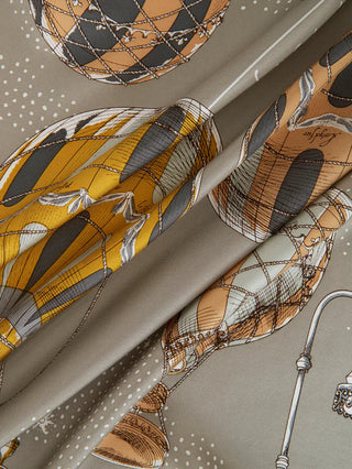 Foulard en soie avec montgolfières - 65 % soie
