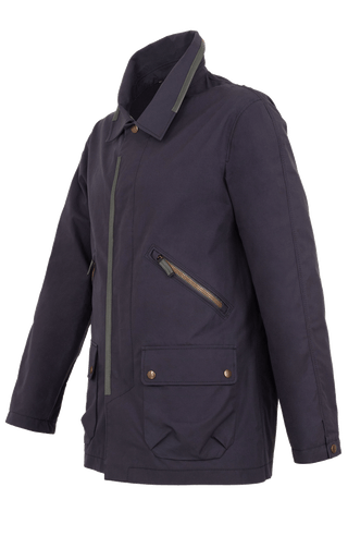 Sportlich-elegante Jacke aus hochwertiger Outdoor-Baumwolle mit wasser- und windabweisenden Eigenschaften. Die gerade, etwas längere Passform sorgt für eine moderne Silhouette und hohen Tragekomfort. Edle Ledereinfassungen am aufstellbaren Kragen und an der Verschlussleiste verleihen der Jacke einen hochwertigen Look. Ausgestattet mit verdecktem Zwei-Wege-Zipper, Knopfleiste, aufgesetzten Taschen mit Metalldruckknöpfen, zusätzlichen Reißverschlusstaschen sowie einer Innentasche mit nahtfeinem Zip. Vielseiti