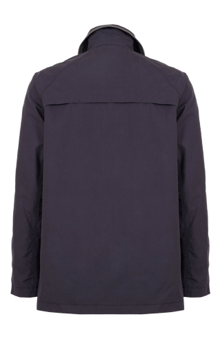 Sportlich-elegante Jacke aus hochwertiger Outdoor-Baumwolle mit wasser- und windabweisenden Eigenschaften. Die gerade, etwas längere Passform sorgt für eine moderne Silhouette und hohen Tragekomfort. Edle Ledereinfassungen am aufstellbaren Kragen und an der Verschlussleiste verleihen der Jacke einen hochwertigen Look. Ausgestattet mit verdecktem Zwei-Wege-Zipper, Knopfleiste, aufgesetzten Taschen mit Metalldruckknöpfen, zusätzlichen Reißverschlusstaschen sowie einer Innentasche mit nahtfeinem Zip. Vielseiti