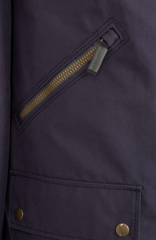 Sportlich-elegante Jacke aus hochwertiger Outdoor-Baumwolle mit wasser- und windabweisenden Eigenschaften. Die gerade, etwas längere Passform sorgt für eine moderne Silhouette und hohen Tragekomfort. Edle Ledereinfassungen am aufstellbaren Kragen und an der Verschlussleiste verleihen der Jacke einen hochwertigen Look. Ausgestattet mit verdecktem Zwei-Wege-Zipper, Knopfleiste, aufgesetzten Taschen mit Metalldruckknöpfen, zusätzlichen Reißverschlusstaschen sowie einer Innentasche mit nahtfeinem Zip. Vielseiti