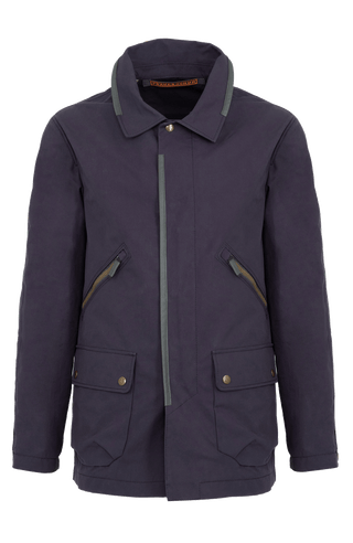 Sportlich-elegante Jacke aus hochwertiger Outdoor-Baumwolle mit wasser- und windabweisenden Eigenschaften. Die gerade, etwas längere Passform sorgt für eine moderne Silhouette und hohen Tragekomfort. Edle Ledereinfassungen am aufstellbaren Kragen und an der Verschlussleiste verleihen der Jacke einen hochwertigen Look. Ausgestattet mit verdecktem Zwei-Wege-Zipper, Knopfleiste, aufgesetzten Taschen mit Metalldruckknöpfen, zusätzlichen Reißverschlusstaschen sowie einer Innentasche mit nahtfeinem Zip. Vielseiti