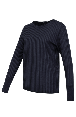 Locker geschnittener Damen-Rundhalspullover in beige, Modell 406601 CameliaDyed-RB- Rueckansicht. Weiches Material mit geripptem Saum und Ärmelbündchen.