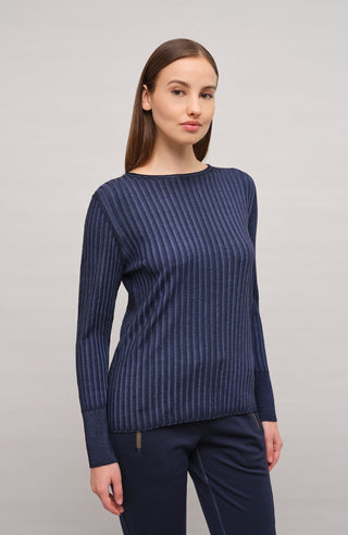 Locker geschnittener Damen-Rundhalspullover in beige, Modell 406601 CameliaDyed-RB- Rueckansicht. Weiches Material mit geripptem Saum und Ärmelbündchen.