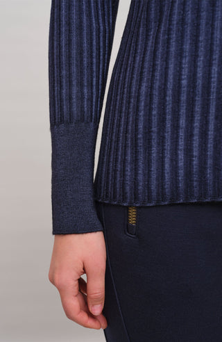Locker geschnittener Damen-Rundhalspullover in beige, Modell 406601 CameliaDyed-RB- Rueckansicht. Weiches Material mit geripptem Saum und Ärmelbündchen.