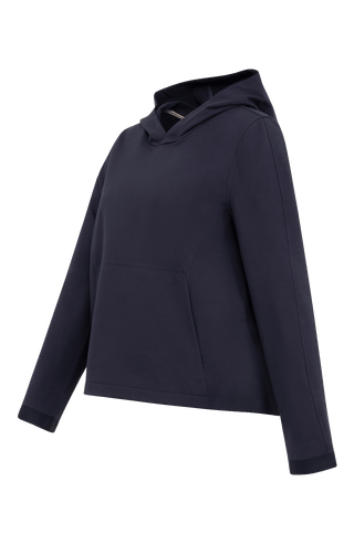 Feminin designter Veronica Hoodie aus weicher Italian Felpa mit elastischem, formstabilem Material und besonders angenehmem Griff. Die legere Passform und die opulente Kapuze sorgen für einen modernen, entspannten Look. Mit großzügiger aufgesetzter Tasche sowie Ripsband-Einfassungen an Ärmeln, Innenbund und Kapuze. Leicht, weich und vielseitig – ideal für einen sportlich-eleganten Alltagsstil.