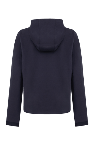 Feminin designter Veronica Hoodie aus weicher Italian Felpa mit elastischem, formstabilem Material und besonders angenehmem Griff. Die legere Passform und die opulente Kapuze sorgen für einen modernen, entspannten Look. Mit großzügiger aufgesetzter Tasche sowie Ripsband-Einfassungen an Ärmeln, Innenbund und Kapuze. Leicht, weich und vielseitig – ideal für einen sportlich-eleganten Alltagsstil.
