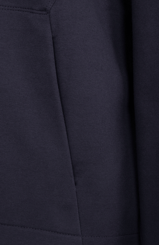 Feminin designter Veronica Hoodie aus weicher Italian Felpa mit elastischem, formstabilem Material und besonders angenehmem Griff. Die legere Passform und die opulente Kapuze sorgen für einen modernen, entspannten Look. Mit großzügiger aufgesetzter Tasche sowie Ripsband-Einfassungen an Ärmeln, Innenbund und Kapuze. Leicht, weich und vielseitig – ideal für einen sportlich-eleganten Alltagsstil.