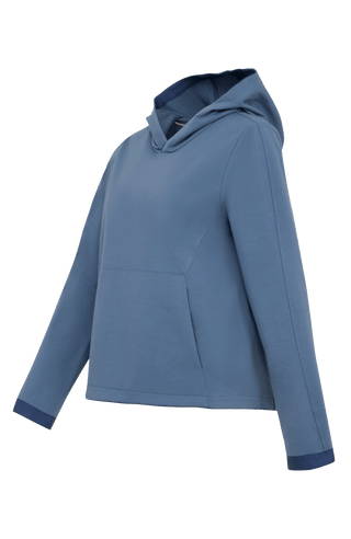Feminin designter Veronica Hoodie aus weicher Italian Felpa mit elastischem, formstabilem Material und besonders angenehmem Griff. Die legere Passform und die opulente Kapuze sorgen für einen modernen, entspannten Look. Mit großzügiger aufgesetzter Tasche sowie Ripsband-Einfassungen an Ärmeln, Innenbund und Kapuze. Leicht, weich und vielseitig – ideal für einen sportlich-eleganten Alltagsstil.