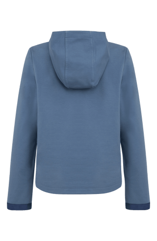 Feminin designter Veronica Hoodie aus weicher Italian Felpa mit elastischem, formstabilem Material und besonders angenehmem Griff. Die legere Passform und die opulente Kapuze sorgen für einen modernen, entspannten Look. Mit großzügiger aufgesetzter Tasche sowie Ripsband-Einfassungen an Ärmeln, Innenbund und Kapuze. Leicht, weich und vielseitig – ideal für einen sportlich-eleganten Alltagsstil.