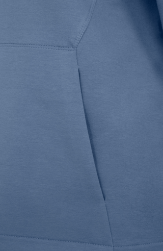 Feminin designter Veronica Hoodie aus weicher Italian Felpa mit elastischem, formstabilem Material und besonders angenehmem Griff. Die legere Passform und die opulente Kapuze sorgen für einen modernen, entspannten Look. Mit großzügiger aufgesetzter Tasche sowie Ripsband-Einfassungen an Ärmeln, Innenbund und Kapuze. Leicht, weich und vielseitig – ideal für einen sportlich-eleganten Alltagsstil.