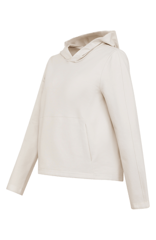 Feminin designter Veronica Hoodie aus weicher Italian Felpa mit elastischem, formstabilem Material und besonders angenehmem Griff. Die legere Passform und die opulente Kapuze sorgen für einen modernen, entspannten Look. Mit großzügiger aufgesetzter Tasche sowie Ripsband-Einfassungen an Ärmeln, Innenbund und Kapuze. Leicht, weich und vielseitig – ideal für einen sportlich-eleganten Alltagsstil.