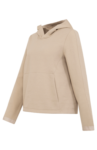 Feminin designter Veronica Hoodie aus weicher Italian Felpa mit elastischem, formstabilem Material und besonders angenehmem Griff. Die legere Passform und die opulente Kapuze sorgen für einen modernen, entspannten Look. Mit großzügiger aufgesetzter Tasche sowie Ripsband-Einfassungen an Ärmeln, Innenbund und Kapuze. Leicht, weich und vielseitig – ideal für einen sportlich-eleganten Alltagsstil.