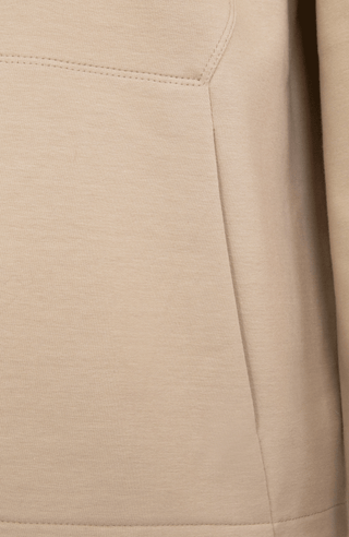 Feminin designter Veronica Hoodie aus weicher Italian Felpa mit elastischem, formstabilem Material und besonders angenehmem Griff. Die legere Passform und die opulente Kapuze sorgen für einen modernen, entspannten Look. Mit großzügiger aufgesetzter Tasche sowie Ripsband-Einfassungen an Ärmeln, Innenbund und Kapuze. Leicht, weich und vielseitig – ideal für einen sportlich-eleganten Alltagsstil.