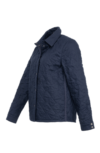Outdoor-Hemdjacke aus Italian Quilt mit Leinen außen und wattiertem Quilt innen, wendbar für zwei unterschiedliche Looks. Leichtes, wärmendes Material mit Rhombensteppung und sportiver Optik auf der Quilt-Seite. Mit Metalldruckknöpfen, großzügigen Seitentaschen sowie Ripsband-Details an Knopfleiste, Seitennähten und innerem Ärmelverlauf. Ärmelbündchen mit je zwei Druckknöpfen. Leicht und wärmend zugleich.
