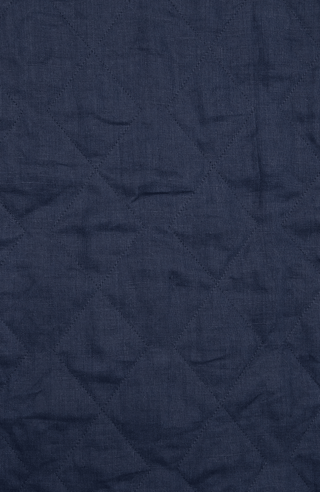 Outdoor-Hemdjacke aus Italian Quilt mit Leinen außen und wattiertem Quilt innen, wendbar für zwei unterschiedliche Looks. Leichtes, wärmendes Material mit Rhombensteppung und sportiver Optik auf der Quilt-Seite. Mit Metalldruckknöpfen, großzügigen Seitentaschen sowie Ripsband-Details an Knopfleiste, Seitennähten und innerem Ärmelverlauf. Ärmelbündchen mit je zwei Druckknöpfen. Leicht und wärmend zugleich.