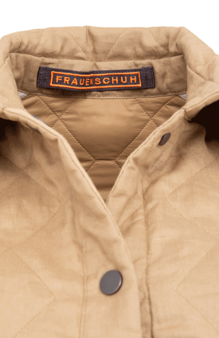 Outdoor-Hemdjacke aus Italian Quilt mit Leinen außen und wattiertem Quilt innen, wendbar für zwei unterschiedliche Looks. Leichtes, wärmendes Material mit Rhombensteppung und sportiver Optik auf der Quilt-Seite. Mit Metalldruckknöpfen, großzügigen Seitentaschen sowie Ripsband-Details an Knopfleiste, Seitennähten und innerem Ärmelverlauf. Ärmelbündchen mit je zwei Druckknöpfen. Leicht und wärmend zugleich.