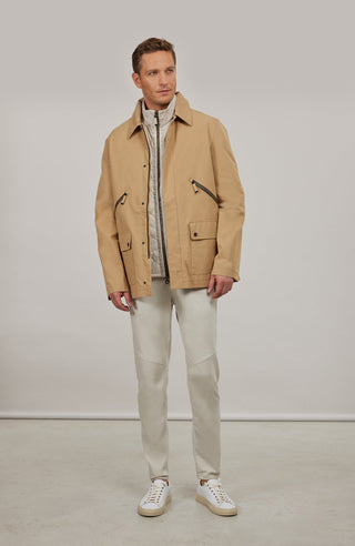 Sportlich-elegante Herrenjacke aus Outdoor Cotton mit wasser- und windabweisender Baumwolle. Gerade, etwas längere Passform mit aufstellbarem Kragen, verdecktem Zwei-Wege-Zipper und mehreren Taschen mit Metall-Druckknöpfen und Reißverschlüssen. Funktionaler Allrounder mit modernen Details für Alltag und Outdoor.