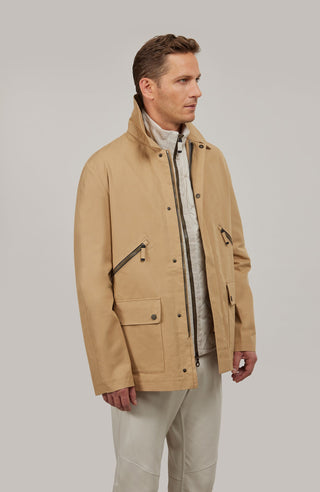 Sportlich-elegante Herrenjacke aus Outdoor Cotton mit wasser- und windabweisender Baumwolle. Gerade, etwas längere Passform mit aufstellbarem Kragen, verdecktem Zwei-Wege-Zipper und mehreren Taschen mit Metall-Druckknöpfen und Reißverschlüssen. Funktionaler Allrounder mit modernen Details für Alltag und Outdoor.