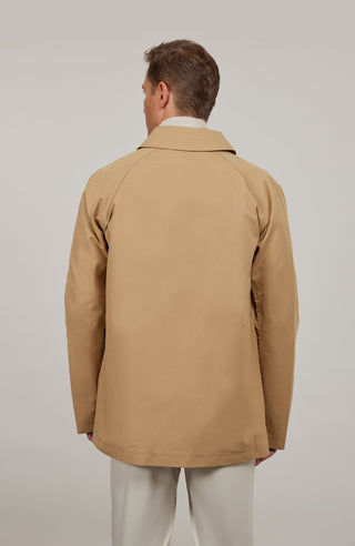 Sportlich-elegante Herrenjacke aus Outdoor Cotton mit wasser- und windabweisender Baumwolle. Gerade, etwas längere Passform mit aufstellbarem Kragen, verdecktem Zwei-Wege-Zipper und mehreren Taschen mit Metall-Druckknöpfen und Reißverschlüssen. Funktionaler Allrounder mit modernen Details für Alltag und Outdoor.