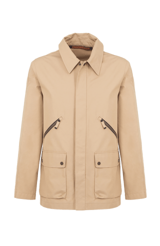 Sportlich-elegante Herrenjacke aus Outdoor Cotton mit wasser- und windabweisender Baumwolle. Gerade, etwas längere Passform mit aufstellbarem Kragen, verdecktem Zwei-Wege-Zipper und mehreren Taschen mit Metall-Druckknöpfen und Reißverschlüssen. Funktionaler Allrounder mit modernen Details für Alltag und Outdoor.