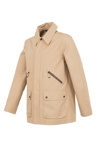 Sportlich-elegante Herrenjacke aus Outdoor Cotton mit wasser- und windabweisender Baumwolle. Gerade, etwas längere Passform mit aufstellbarem Kragen, verdecktem Zwei-Wege-Zipper und mehreren Taschen mit Metall-Druckknöpfen und Reißverschlüssen. Funktionaler Allrounder mit modernen Details für Alltag und Outdoor.