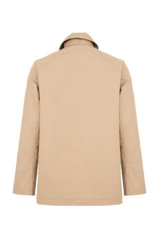 Sportlich-elegante Herrenjacke aus Outdoor Cotton mit wasser- und windabweisender Baumwolle. Gerade, etwas längere Passform mit aufstellbarem Kragen, verdecktem Zwei-Wege-Zipper und mehreren Taschen mit Metall-Druckknöpfen und Reißverschlüssen. Funktionaler Allrounder mit modernen Details für Alltag und Outdoor.