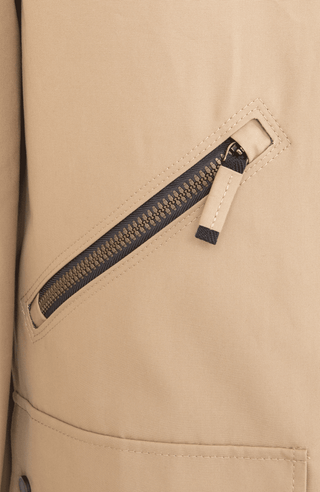 Sportlich-elegante Herrenjacke aus Outdoor Cotton mit wasser- und windabweisender Baumwolle. Gerade, etwas längere Passform mit aufstellbarem Kragen, verdecktem Zwei-Wege-Zipper und mehreren Taschen mit Metall-Druckknöpfen und Reißverschlüssen. Funktionaler Allrounder mit modernen Details für Alltag und Outdoor.