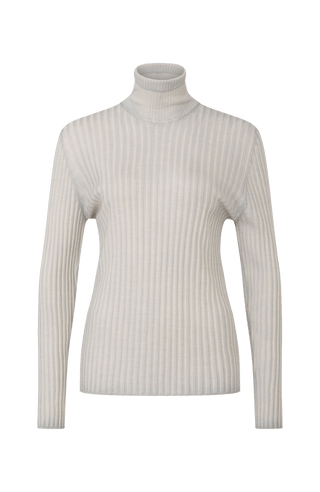 Lockerer Damen-Rollkragenpullover in Beige (Farbe sandstone, Modell 533601 MarleenDyed-RB, aus weicher Baumwollmischung, zeigt das elegante Design und die feine Strickstruktur – ideal für kühle Tage und vielseitig kombinierbar
