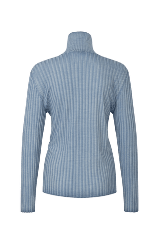 Lockerer Damen-Rollkragenpullover in zartem Himmelblau (Farbe 263-0 Light Sky), Modell 533601 MarleenDyed-RB, aus weicher Baumwollmischung, zeigt die feine Strickstruktur – ideal für gemütliche Frühlingstage