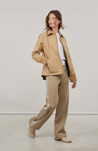 Damenjacke RiaMulti aus innovativem Outdoor Cotton aus 100 % Bio-Baumwolle. Wasser-, wind- und schmutzabweisend durch PFC-freie Imprägnierung. Gerade Passform mit Zwei-Wege-Zipper, Metalldruckknöpfen und geräumigen Seitentaschen. Alcantara-Details an Kragen, Ärmelabschlüssen und Zipper-Innenseite. Funktional und hochwertig für wechselhaftes Wetter.
