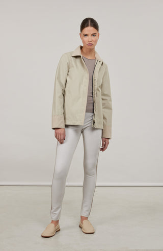 Damenjacke RiaMulti aus innovativem Outdoor Cotton aus 100 % Bio-Baumwolle. Wasser-, wind- und schmutzabweisend durch PFC-freie Imprägnierung. Gerade Passform mit Zwei-Wege-Zipper, Metalldruckknöpfen und geräumigen Seitentaschen. Alcantara-Details an Kragen, Ärmelabschlüssen und Zipper-Innenseite. Funktional und hochwertig für wechselhaftes Wetter.