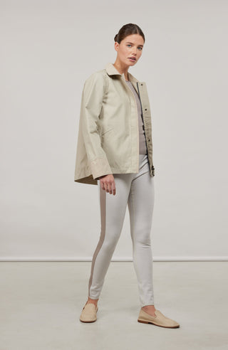 Damenjacke RiaMulti aus innovativem Outdoor Cotton aus 100 % Bio-Baumwolle. Wasser-, wind- und schmutzabweisend durch PFC-freie Imprägnierung. Gerade Passform mit Zwei-Wege-Zipper, Metalldruckknöpfen und geräumigen Seitentaschen. Alcantara-Details an Kragen, Ärmelabschlüssen und Zipper-Innenseite. Funktional und hochwertig für wechselhaftes Wetter.