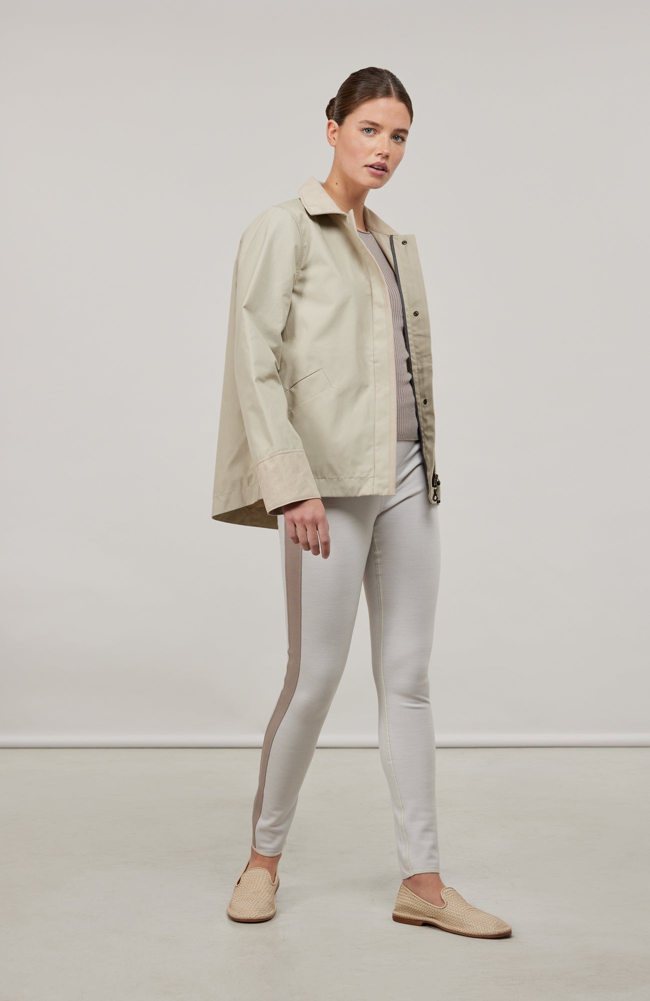 Damenjacke RiaMulti aus innovativem Outdoor Cotton aus 100 % Bio-Baumwolle. Wasser-, wind- und schmutzabweisend durch PFC-freie Imprägnierung. Gerade Passform mit Zwei-Wege-Zipper, Metalldruckknöpfen und geräumigen Seitentaschen. Alcantara-Details an Kragen, Ärmelabschlüssen und Zipper-Innenseite. Funktional und hochwertig für wechselhaftes Wetter.