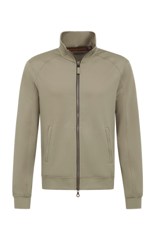 Sportliche Herrenjacke aus exklusivem Natural Powerstretch mit gerader, körperbetonter Passform und leicht verlängerter Silhouette. Ausgestattet mit modernem Stehkragen, markantem Zwei-Wege-Zipper und seitlichen Taschen mit verstecktem Reißverschluss. Das weiche, elastische und atmungsaktive Material mit seidig schimmernder Oberfläche sorgt für hohen Tragekomfort und maximale Bewegungsfreiheit. Eine hautfreundliche Baumwollschicht auf der Innenseite macht die multifunktionale Jacke besonders angenehm zu tra
