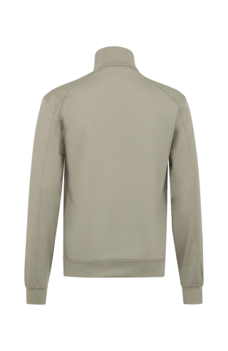 Sportliche Herrenjacke aus exklusivem Natural Powerstretch mit gerader, körperbetonter Passform und leicht verlängerter Silhouette. Ausgestattet mit modernem Stehkragen, markantem Zwei-Wege-Zipper und seitlichen Taschen mit verstecktem Reißverschluss. Das weiche, elastische und atmungsaktive Material mit seidig schimmernder Oberfläche sorgt für hohen Tragekomfort und maximale Bewegungsfreiheit. Eine hautfreundliche Baumwollschicht auf der Innenseite macht die multifunktionale Jacke besonders angenehm zu tra