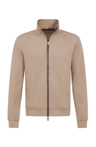 Sportliche Herrenjacke aus exklusivem Natural Powerstretch mit gerader,  Passform und leicht verlängerter Silhouette. Ausgestattet mit modernem Stehkragen, markantem Zwei-Wege-Zipper und seitlichen Taschen mit verstecktem Reißverschluss. Das weiche, elastische und atmungsaktive Material mit seidig schimmernder Oberfläche sorgt für hohen Tragekomfort und maximale Bewegungsfreiheit. Eine hautfreundliche Baumwollschicht auf der Innenseite macht die multifunktionale Jacke besonders angenehm zu tra