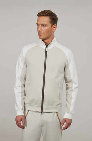 Sportliche Herrenjacke aus exklusivem Natural Powerstretch mit gerader, körperbetonter Passform und leicht verlängerter Silhouette. Ausgestattet mit modernem Stehkragen, markantem Zwei-Wege-Zipper und seitlichen Taschen mit verstecktem Reißverschluss. Das weiche, elastische und atmungsaktive Material mit seidig schimmernder Oberfläche sorgt für hohen Tragekomfort und maximale Bewegungsfreiheit. Eine hautfreundliche Baumwollschicht auf der Innenseite macht die multifunktionale Jacke besonders angenehm zu tra