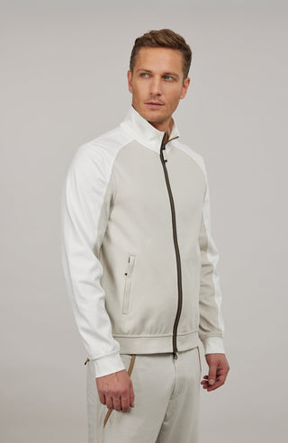 Sportliche Herrenjacke aus exklusivem Natural Powerstretch mit gerader, körperbetonter Passform und leicht verlängerter Silhouette. Ausgestattet mit modernem Stehkragen, markantem Zwei-Wege-Zipper und seitlichen Taschen mit verstecktem Reißverschluss. Das weiche, elastische und atmungsaktive Material mit seidig schimmernder Oberfläche sorgt für hohen Tragekomfort und maximale Bewegungsfreiheit. Eine hautfreundliche Baumwollschicht auf der Innenseite macht die multifunktionale Jacke besonders angenehm zu tra