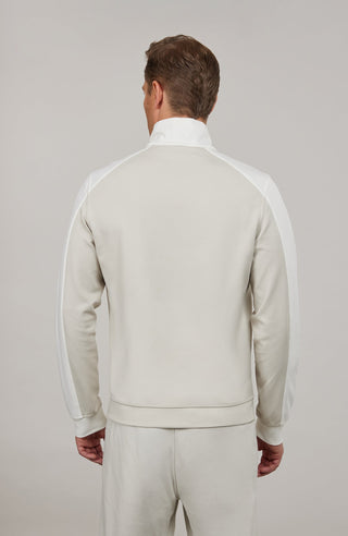 Sportliche Herrenjacke aus exklusivem Natural Powerstretch mit gerader, körperbetonter Passform und leicht verlängerter Silhouette. Ausgestattet mit modernem Stehkragen, markantem Zwei-Wege-Zipper und seitlichen Taschen mit verstecktem Reißverschluss. Das weiche, elastische und atmungsaktive Material mit seidig schimmernder Oberfläche sorgt für hohen Tragekomfort und maximale Bewegungsfreiheit. Eine hautfreundliche Baumwollschicht auf der Innenseite macht die multifunktionale Jacke besonders angenehm zu tra