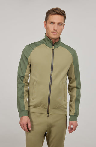 Sportliche Herrenjacke aus exklusivem Natural Powerstretch mit gerader, körperbetonter Passform und leicht verlängerter Silhouette. Ausgestattet mit modernem Stehkragen, markantem Zwei-Wege-Zipper und seitlichen Taschen mit verstecktem Reißverschluss. Das weiche, elastische und atmungsaktive Material mit seidig schimmernder Oberfläche sorgt für hohen Tragekomfort und maximale Bewegungsfreiheit. Eine hautfreundliche Baumwollschicht auf der Innenseite macht die multifunktionale Jacke besonders angenehm zu tra