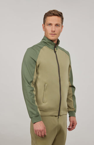Sportliche Herrenjacke aus exklusivem Natural Powerstretch mit gerader, körperbetonter Passform und leicht verlängerter Silhouette. Ausgestattet mit modernem Stehkragen, markantem Zwei-Wege-Zipper und seitlichen Taschen mit verstecktem Reißverschluss. Das weiche, elastische und atmungsaktive Material mit seidig schimmernder Oberfläche sorgt für hohen Tragekomfort und maximale Bewegungsfreiheit. Eine hautfreundliche Baumwollschicht auf der Innenseite macht die multifunktionale Jacke besonders angenehm zu tra