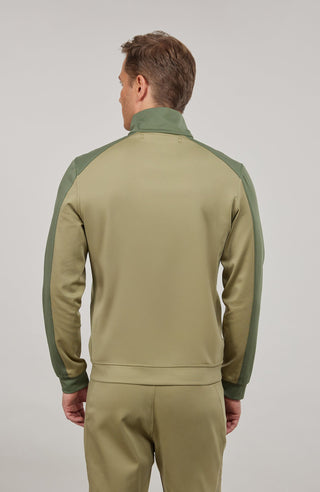 Sportliche Herrenjacke aus exklusivem Natural Powerstretch mit gerader, körperbetonter Passform und leicht verlängerter Silhouette. Ausgestattet mit modernem Stehkragen, markantem Zwei-Wege-Zipper und seitlichen Taschen mit verstecktem Reißverschluss. Das weiche, elastische und atmungsaktive Material mit seidig schimmernder Oberfläche sorgt für hohen Tragekomfort und maximale Bewegungsfreiheit. Eine hautfreundliche Baumwollschicht auf der Innenseite macht die multifunktionale Jacke besonders angenehm zu tra