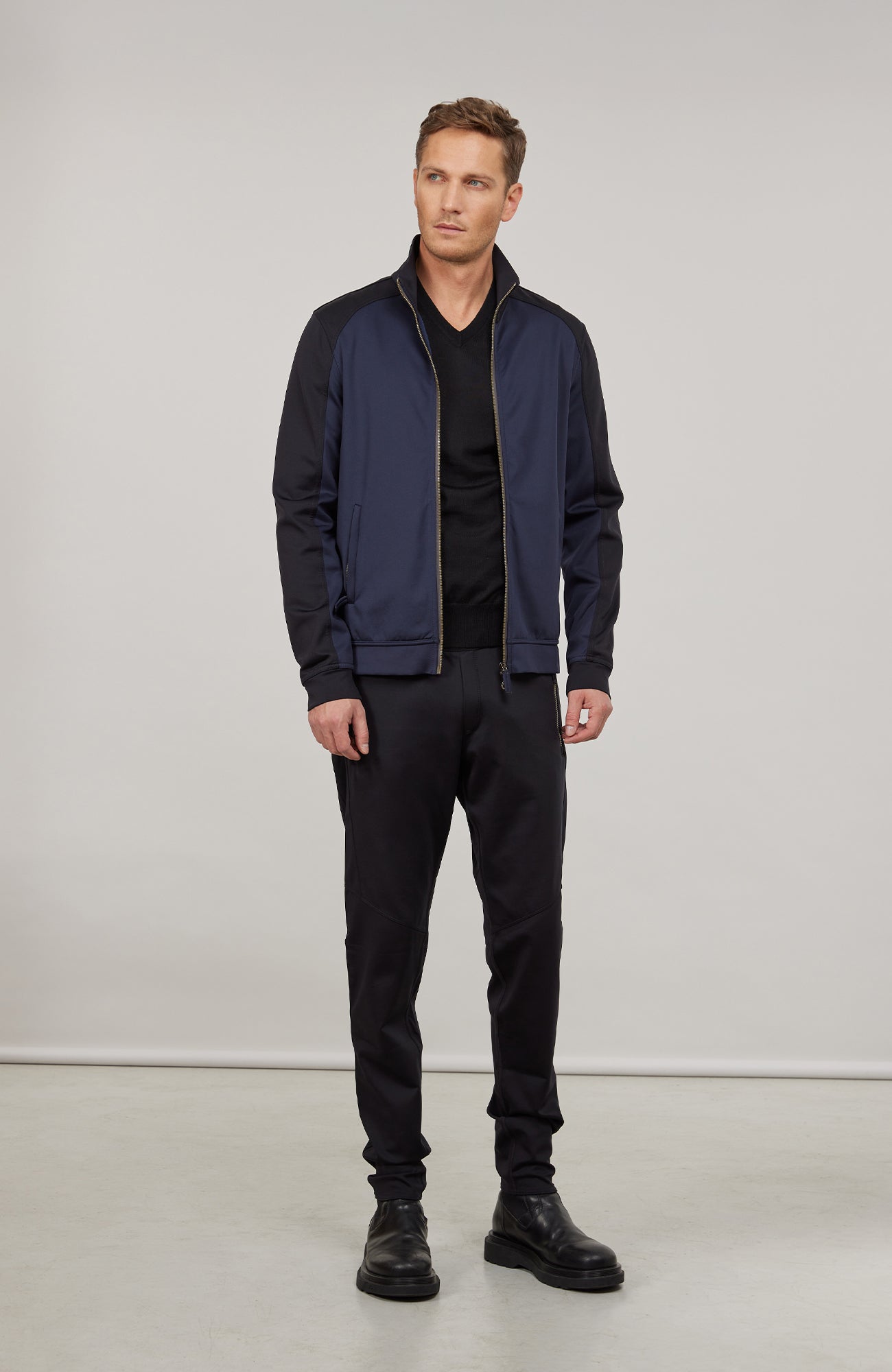 Sportliche Herrenjacke aus exklusivem Natural Powerstretch mit gerader, körperbetonter Passform und leicht verlängerter Silhouette. Ausgestattet mit modernem Stehkragen, markantem Zwei-Wege-Zipper und seitlichen Taschen mit verstecktem Reißverschluss. Das weiche, elastische und atmungsaktive Material mit seidig schimmernder Oberfläche sorgt für hohen Tragekomfort und maximale Bewegungsfreiheit. Eine hautfreundliche Baumwollschicht auf der Innenseite macht die multifunktionale Jacke besonders angenehm zu tra
