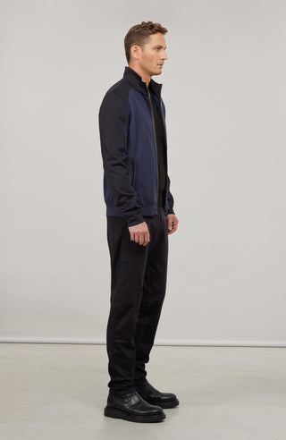 Sportliche Herrenjacke aus exklusivem Natural Powerstretch mit gerader, körperbetonter Passform und leicht verlängerter Silhouette. Ausgestattet mit modernem Stehkragen, markantem Zwei-Wege-Zipper und seitlichen Taschen mit verstecktem Reißverschluss. Das weiche, elastische und atmungsaktive Material mit seidig schimmernder Oberfläche sorgt für hohen Tragekomfort und maximale Bewegungsfreiheit. Eine hautfreundliche Baumwollschicht auf der Innenseite macht die multifunktionale Jacke besonders angenehm zu tra