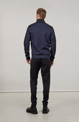 Sportliche Herrenjacke aus exklusivem Natural Powerstretch mit gerader, körperbetonter Passform und leicht verlängerter Silhouette. Ausgestattet mit modernem Stehkragen, markantem Zwei-Wege-Zipper und seitlichen Taschen mit verstecktem Reißverschluss. Das weiche, elastische und atmungsaktive Material mit seidig schimmernder Oberfläche sorgt für hohen Tragekomfort und maximale Bewegungsfreiheit. Eine hautfreundliche Baumwollschicht auf der Innenseite macht die multifunktionale Jacke besonders angenehm zu tra