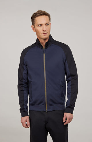 Sportliche Herrenjacke aus exklusivem Natural Powerstretch mit gerader, körperbetonter Passform und leicht verlängerter Silhouette. Ausgestattet mit modernem Stehkragen, markantem Zwei-Wege-Zipper und seitlichen Taschen mit verstecktem Reißverschluss. Das weiche, elastische und atmungsaktive Material mit seidig schimmernder Oberfläche sorgt für hohen Tragekomfort und maximale Bewegungsfreiheit. Eine hautfreundliche Baumwollschicht auf der Innenseite macht die multifunktionale Jacke besonders angenehm zu tra
